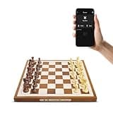 Scacchiera elettronica Chessnut Air, un magnifico set in legno realizzato artigianalmente con regine extra, LED, gioco e app di scacchi elettronici adattivi.