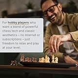 Computer per scacchi MILLENNIUM ChessGenius Pro Wood Edition - Elegante look in legno con pezzi in vero legno, facile da usare, ideale per i giocatori per hobby con funzioni di apprendimento AI