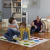 Hasbro Gaming Twister Gioco in Scatola, Include 1 Tappeto Twister, 1 Ruota e le Istruzioni, Versione 2020 in Italiano, Multicolore