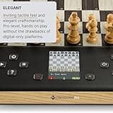 Computer per scacchi MILLENNIUM ChessGenius Pro Wood Edition - Elegante look in legno con pezzi in vero legno, facile da usare, ideale per i giocatori per hobby con funzioni di apprendimento AI