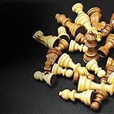 Chessnut Air + Electronic Chess Set, una magnifica scacchiera in legno completa con regine extra, LED, set di scacchi elettronici adattivi AI e app con scacchiera per computer